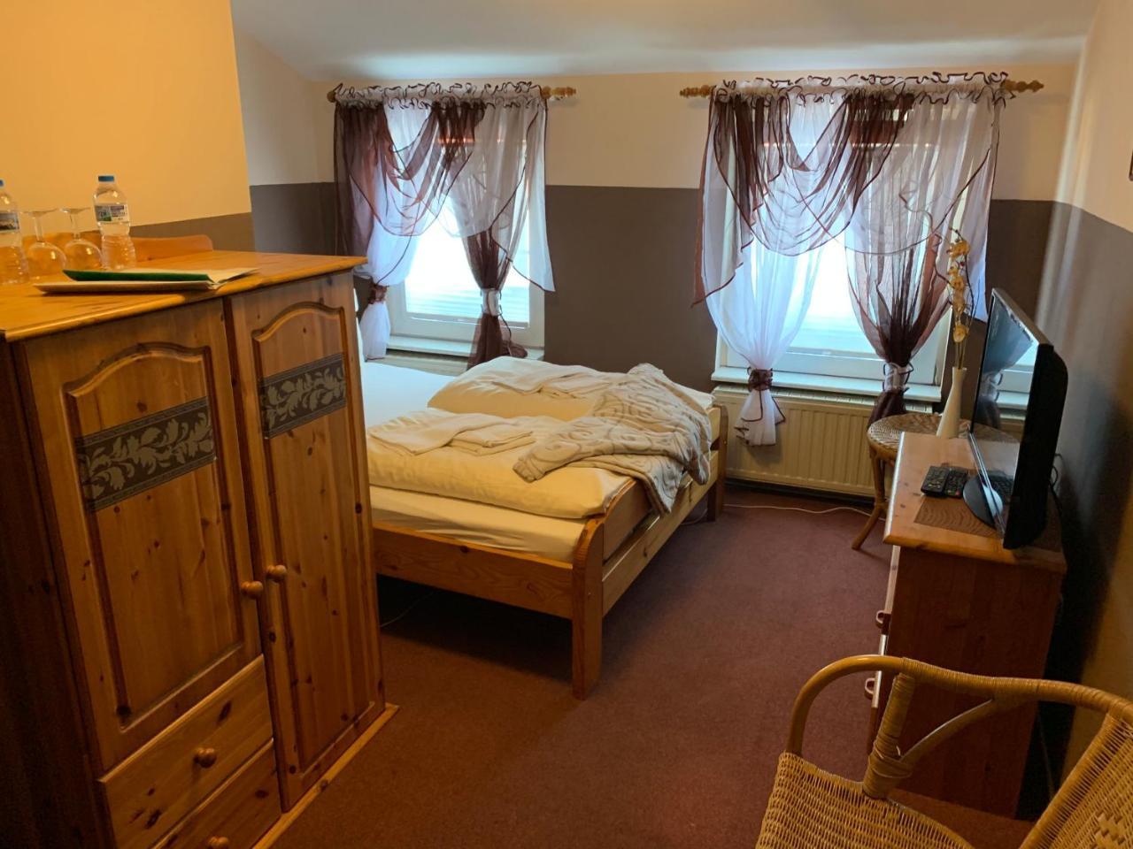 Hotel Mythos Ораниенбург Экстерьер фото